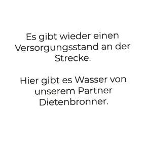 Es gibt wieder einen Versorgungsstand an der Strecke. Hier gibt es Wasser von unserem Partner Dietenbronner. 