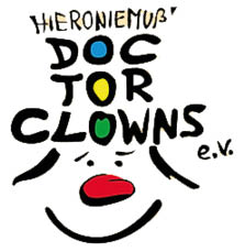 A clown with a red nose and a yellow bow tie. Beschreibung von KI generiert