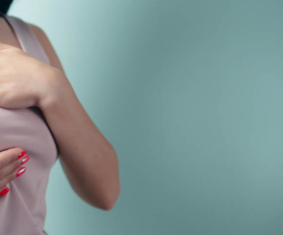 A woman with red nails on her chest. Beschreibung von KI generiert