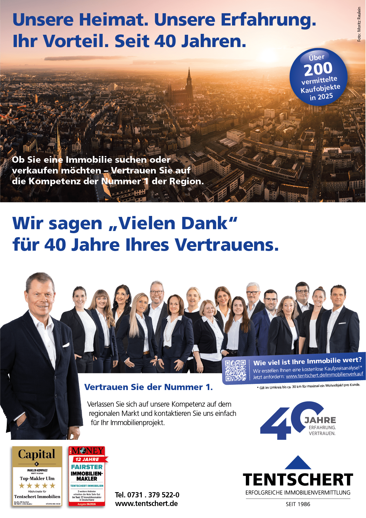 A group of professionally dressed people stand together below a cityscape at sunset with German text promoting 40 years of real estate experience and trust. Beschreibung von KI generiert