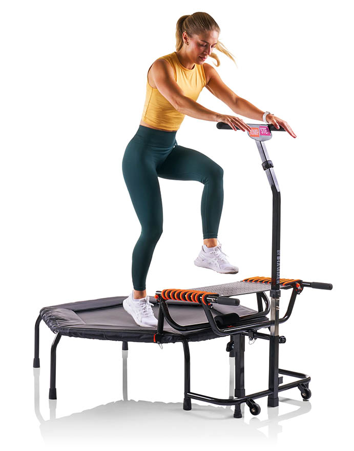 A woman is standing on a machine that is black and orange. Beschreibung von KI generiert