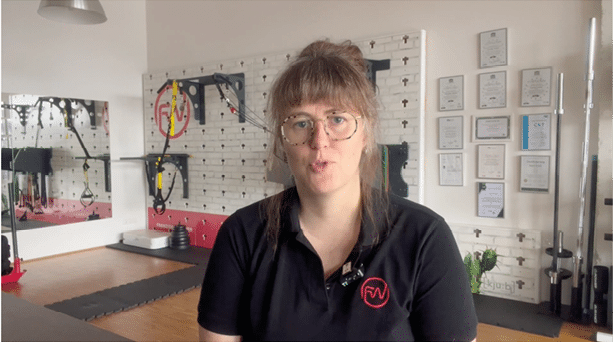 A woman wearing glasses and a black shirt. Beschreibung von KI generiert